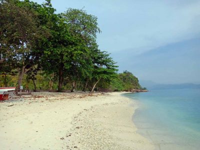 Pantai di Kucing Riang desa Pagar Jaya - Punduh Pidada - Pesawaran - kelilinglampungnet - Yopie Pangkey