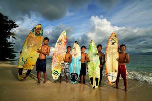 Foto Gambar Surfer Cilik Tanjung Setia Pesisir Barat - Budhi Marta Utama