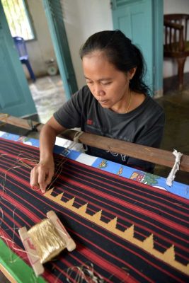 Perajin Kain Tapis di Pulau Pisang - Krui Pesisir Barat Lampung - kelilinglampung.net - Yopie Pangkey - 11